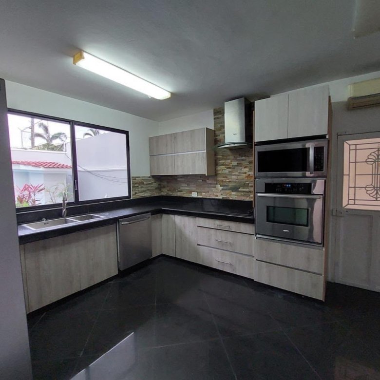Casa de 5 Dormitorios en Venta en La Puntilla, Samborondón