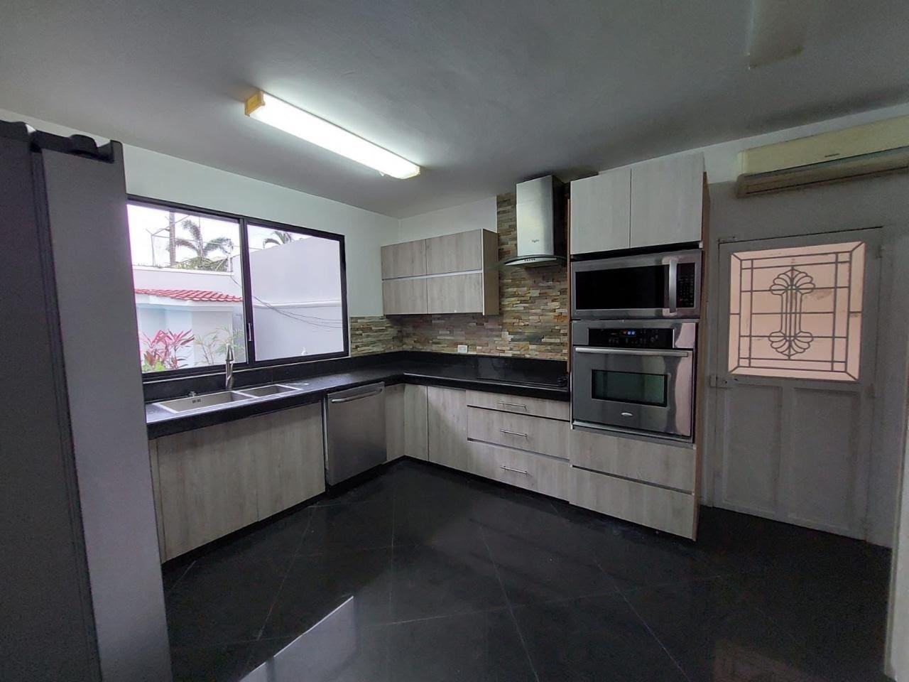 Casa de 5 Dormitorios en Venta en La Puntilla, Samborondón