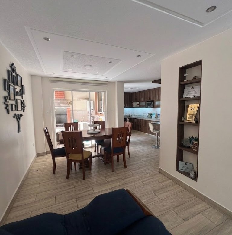 Casa de 4 Dormitorios en Venta en Conocoto, Valle de los Chillos