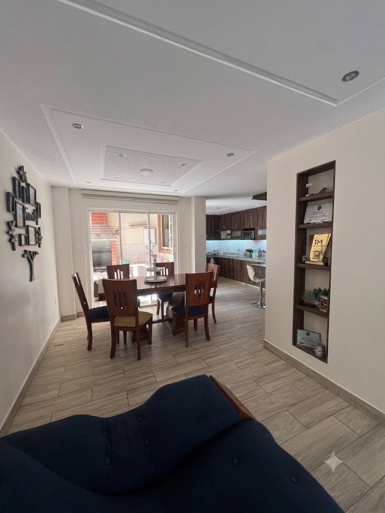 Casa de 4 Dormitorios en Venta en Conocoto, Valle de los Chillos