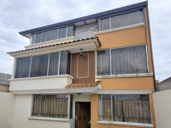 Casa de 3 pisos en venta Tulcán