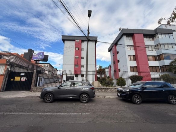 Departamento en venta en El Batán Quito, sala y comedor