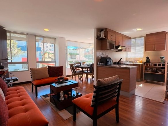 Departamento dúplex en Rumipamba Quito, sala de estar amoblada