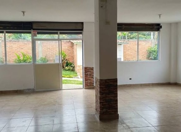 Local Comercial en Alquiler Turubamba Santo Tomás 2 Quito