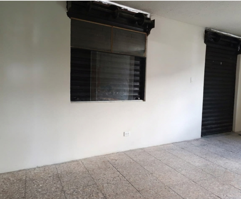 Propiedad Casa Esquinera De Dos Lotes, Con Locales Comerciales, Quito