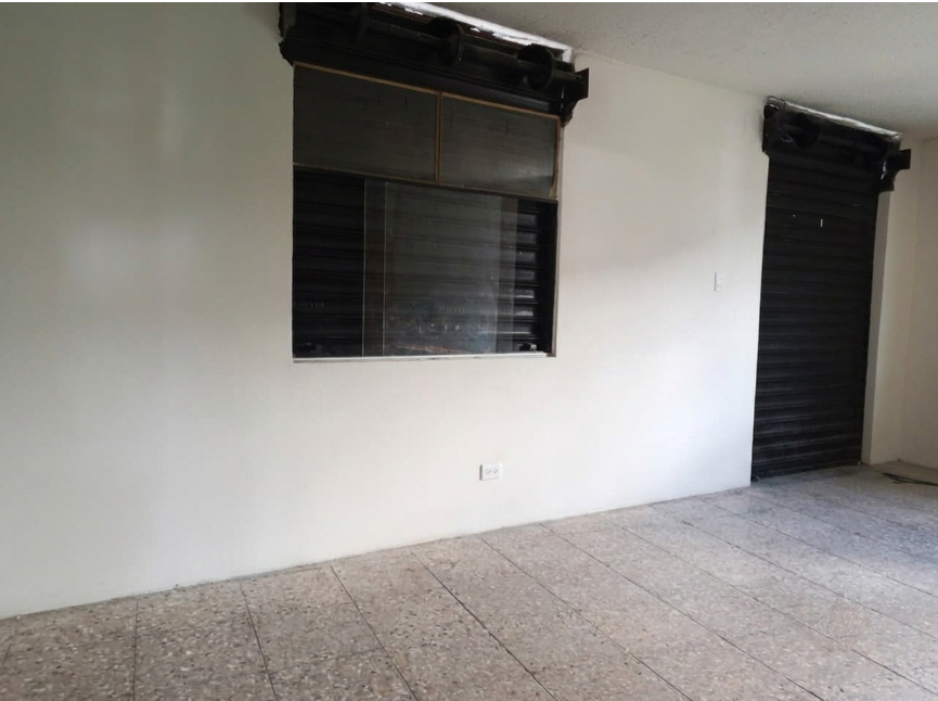 Propiedad Casa Esquinera De Dos Lotes, Con Locales Comerciales, Quito