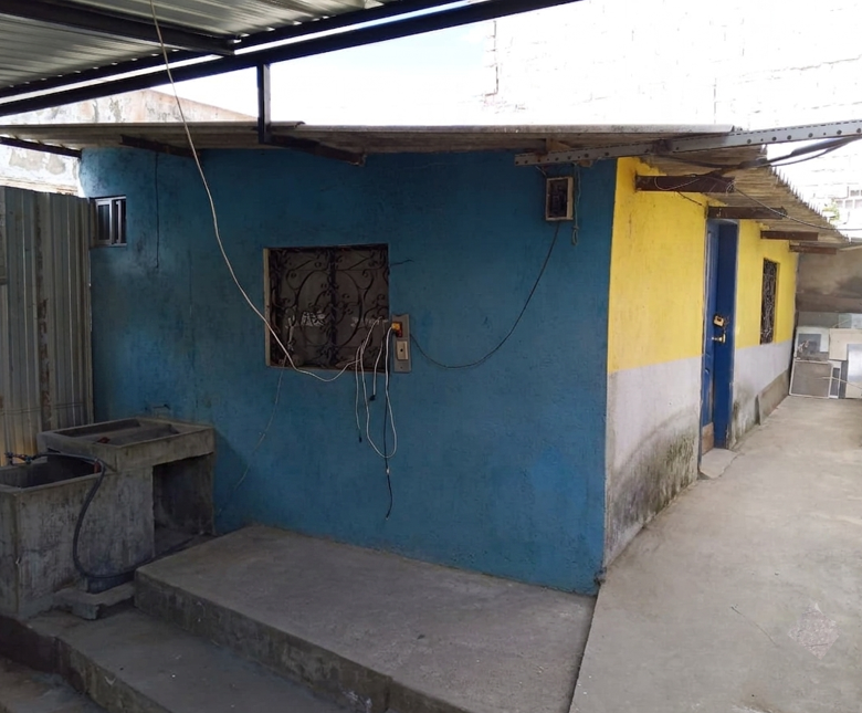 Propiedad Casa Esquinera De Dos Lotes, Con Locales Comerciales, Quito