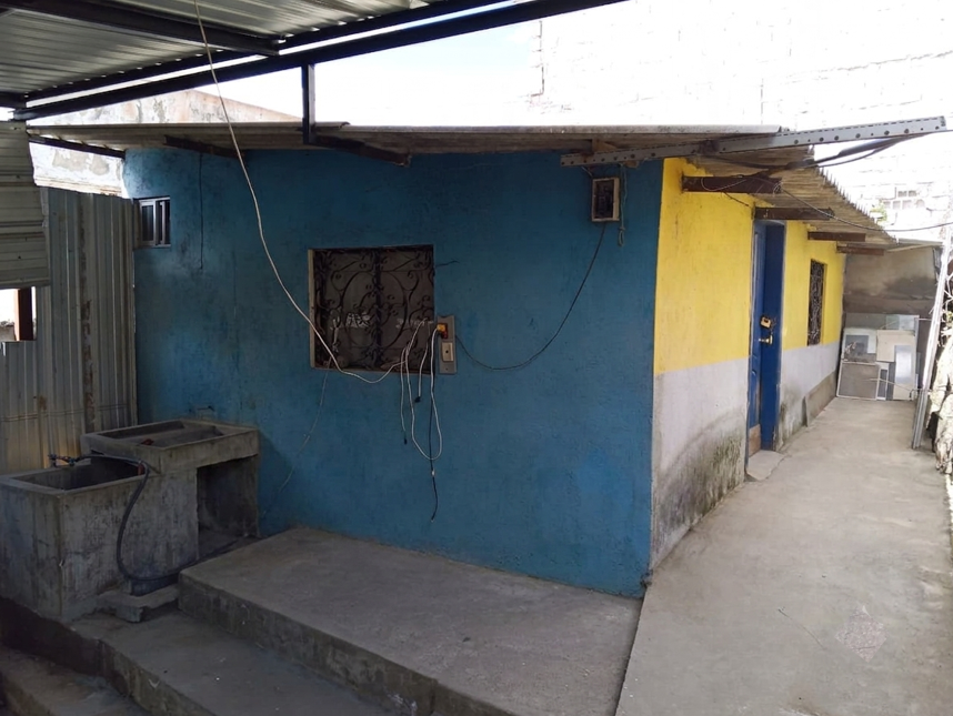 Propiedad Casa Esquinera De Dos Lotes, Con Locales Comerciales, Quito