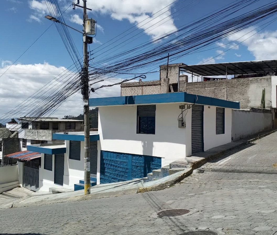Casa esquinera con locales comerciales Quito Sur