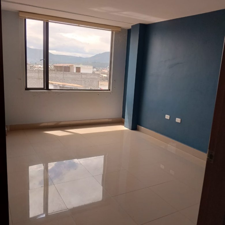 Edificio en Venta Centro de Ibarra con Local Comercial y 3 Departamentos