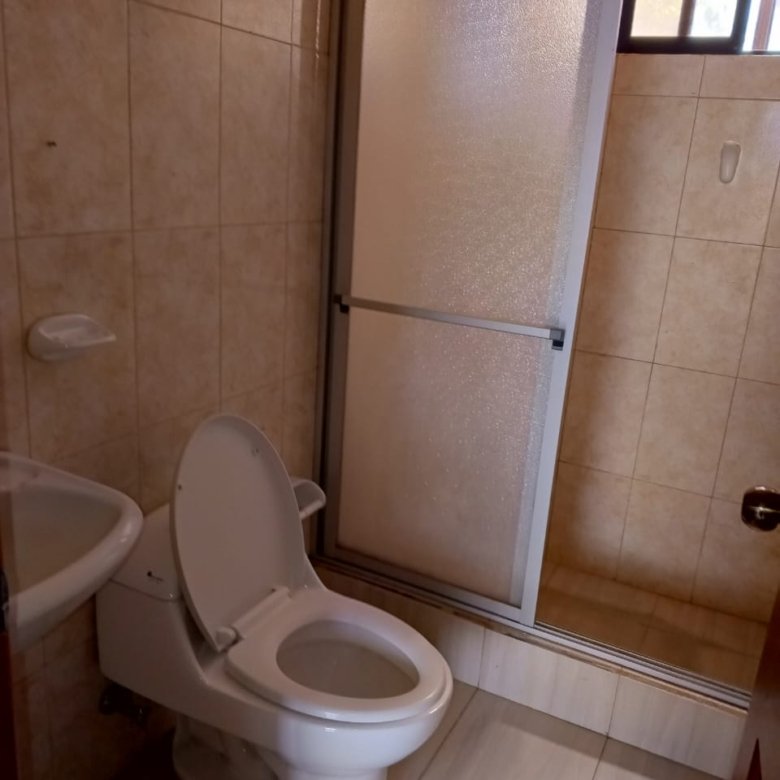 Edificio en Venta Centro de Ibarra con Local Comercial y 3 Departamentos