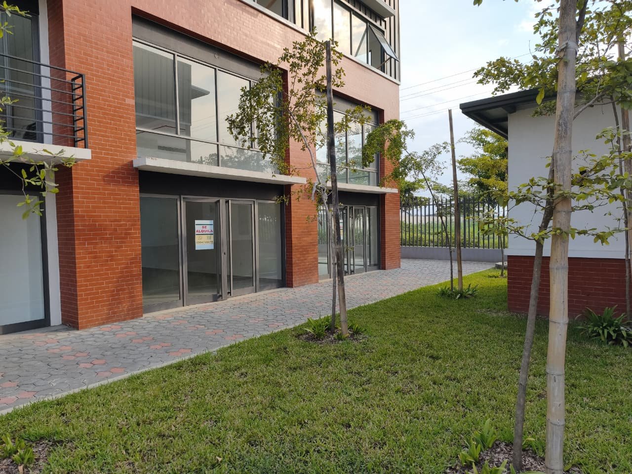 Local comercial en venta Nuevo Samborondón Almax Center