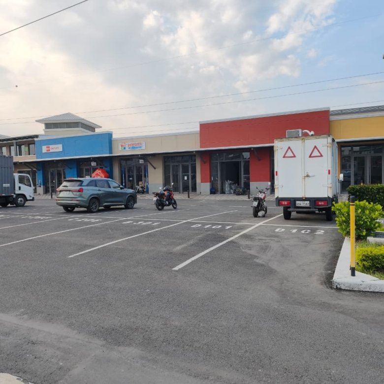 Local comercial en venta Nuevo Samborondón Almax Center