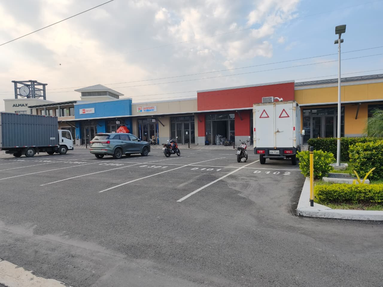 Local comercial en venta Nuevo Samborondón Almax Center