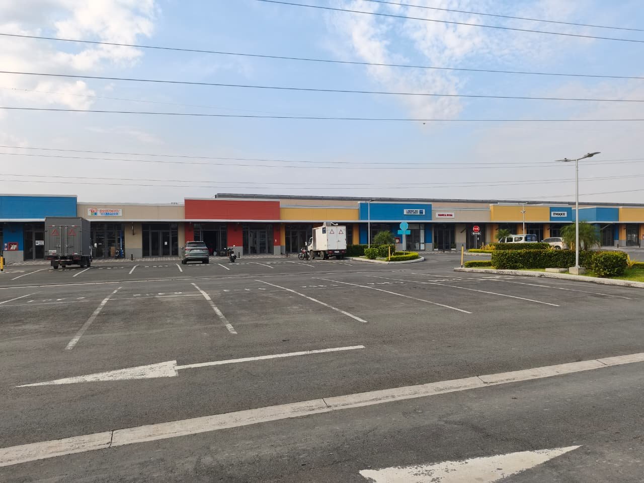 Local comercial en venta Nuevo Samborondón Almax Center
