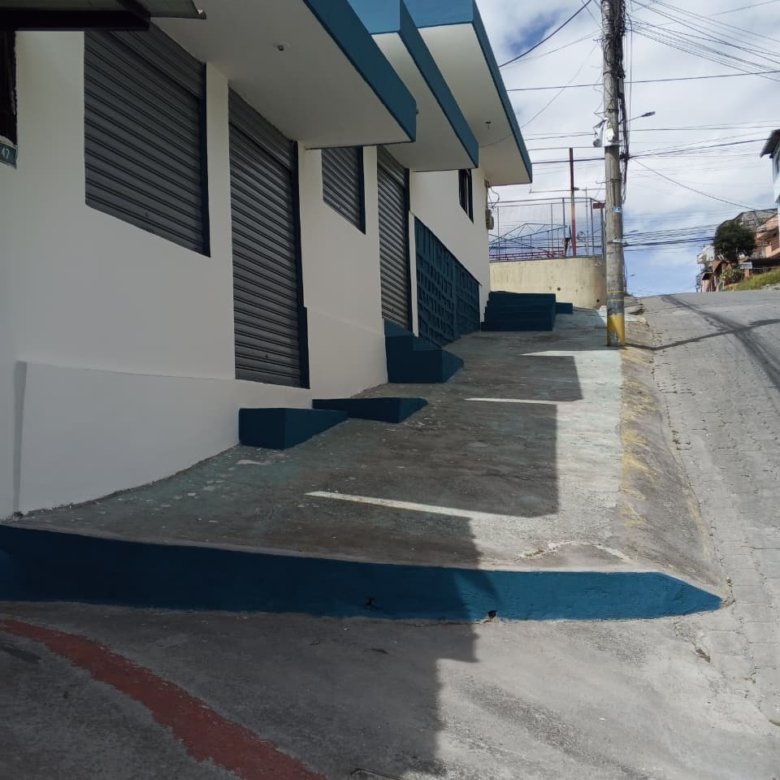 Propiedad Casa Esquinera De Dos Lotes, Con Locales Comerciales, Quito