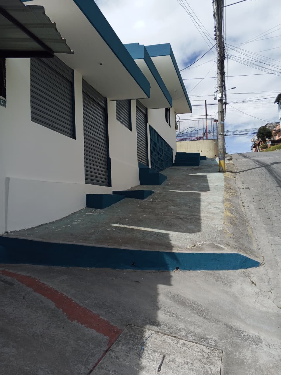 Propiedad Casa Esquinera De Dos Lotes, Con Locales Comerciales, Quito