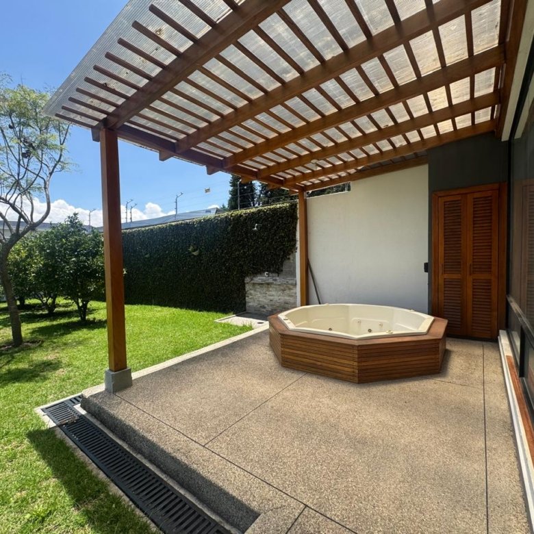 Casa independiente en Hacienda Capelo, Sangolquí