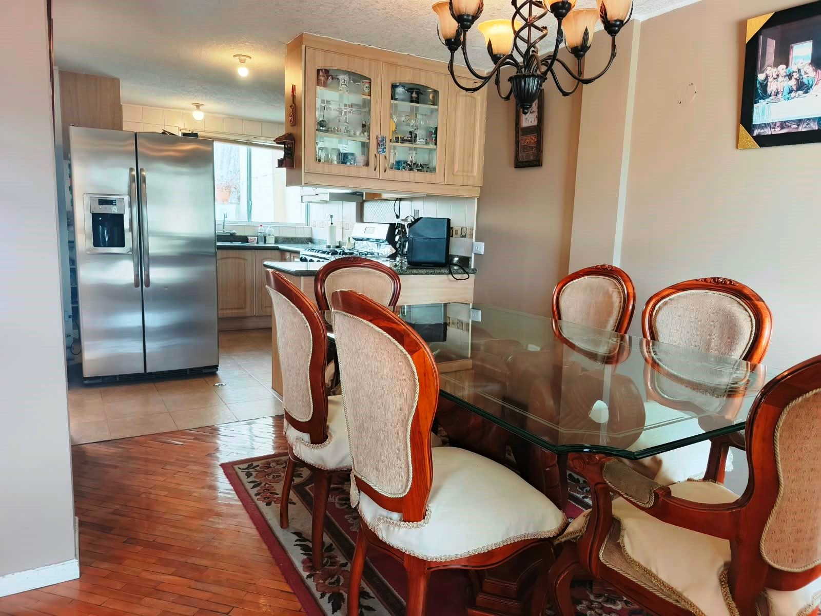 Casa de Tres Plantas con Suite Independiente en Carcelén Alto