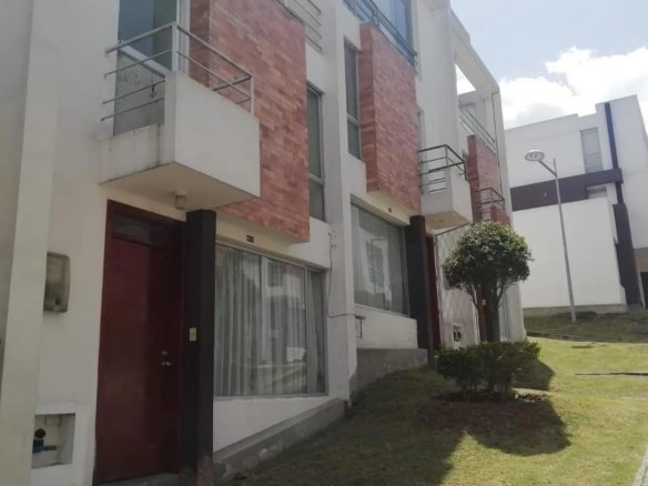 Casa 3 pisos San Isidro del Inca fachada