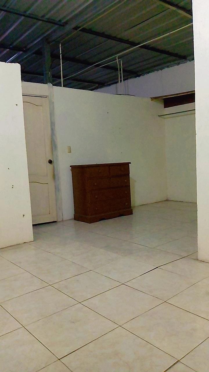 Casa de 2 Pisos en Ciudadela Las Orquídeas, Guayaquil