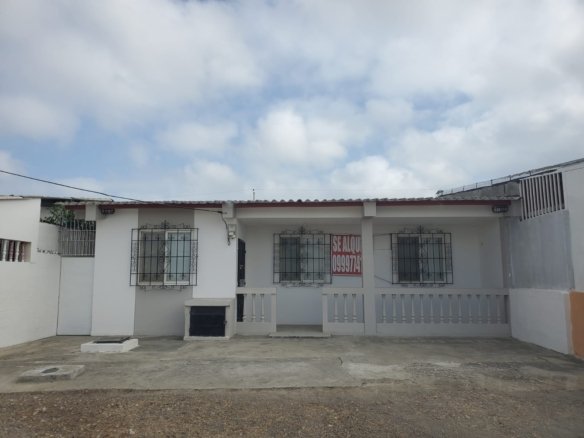 Alquilo año corrido cómoda casa remodelada en Salinas, Prov. Sta. Elena, Ecuador